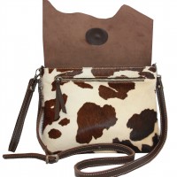 /album/fotogaleria-clutch-black-feet-cuoio/clutch-vaca-abierto-jpg/